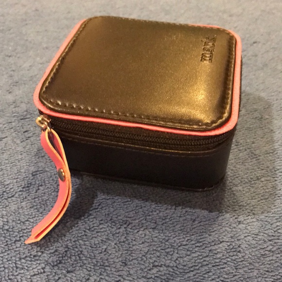 Small Zippered faux leather travel case - Picture 3 of 6